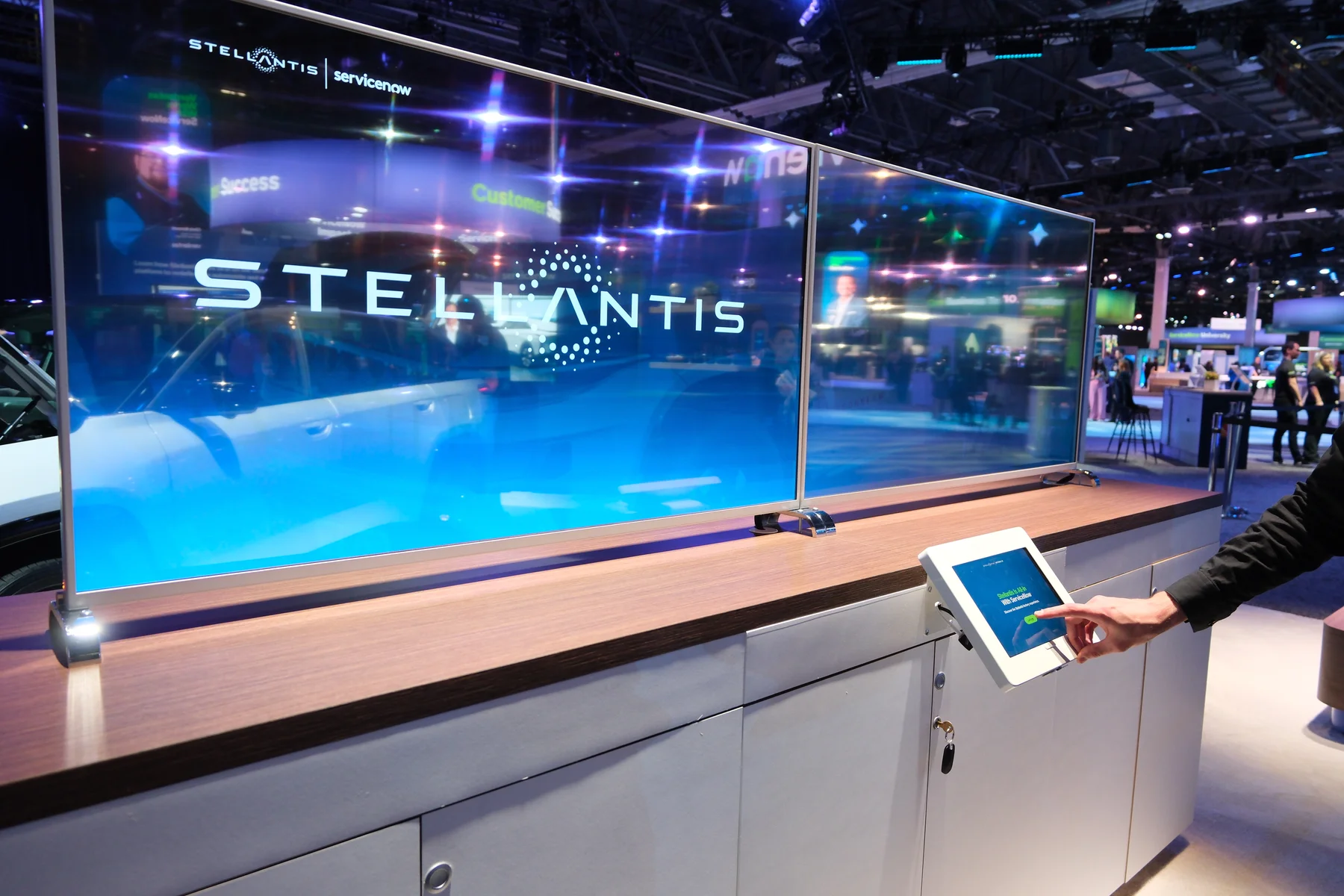 A visitor at the Stellantis display and control tablet.